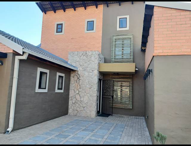 4 BEDROOM TOWNHOUSE FOR SALE IN WATERVAL EAST
